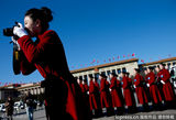 策划：笑看两会风中美女 天安门广场前生机朵朵