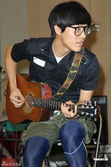 组图：卢广仲不畏台风彩排 郭采洁探班送补品