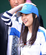 组图：韩滑冰公主金妍儿为棒球赛开球 展露灿烂笑容