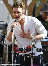 组图：马修-莫里森露天打歌发布首张个人专辑