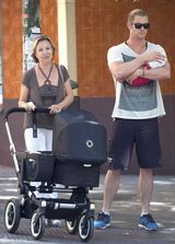 组图：“雷神”克里斯马德里街头抱女儿秀父爱