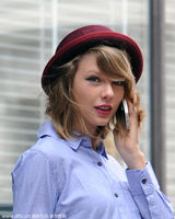 组图：泰勒-斯威夫特热裤长袜出镜 忙煲电话粥