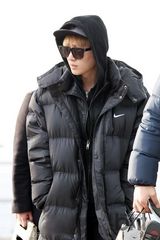 组图：韩团SHINee素颜现身机场 睡眼惺忪