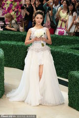 组图：薛凯琪穿婚纱捞金 蕾丝半敞秀香肩美腿