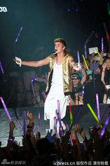 组图：比伯上海巡演热辣来袭 脱衣秀肉激情四射