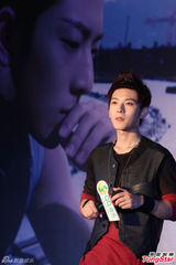 组图：陈翔晋升制作人发唱片 尽孝心为母亲洗脚