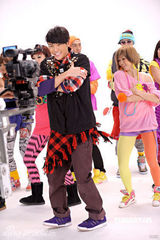 幻灯图：陈伟霆录MV 时尚装扮现身秀动感舞姿