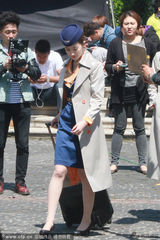 组图：刘亦菲空姐制服拍新戏 肌肤娇嫩打伞防晒