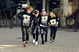 组图：MIC男团街拍大片曝光 潮服展现洋溢青春