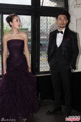 组图：杜若溪拉婚纱防走光 严宽婚礼着西装帅气