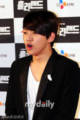 组图：ukiss东浩等出席新剧《Holy Land》发布会