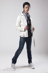 组图：赵文浩拍白衣写真 帅气与个性并存