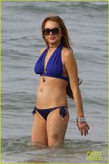 组图：林赛沙滩比基尼美乳抢镜 大腿多处淤青