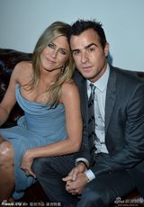 组图：安妮斯顿叉腰秀沟 未婚夫后台低调捧场