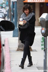 幻灯图集：杰西卡-阿尔芭逛街 撅嘴表情可爱