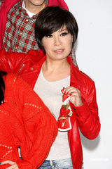 幻灯：华纳众歌手身着喜庆红衣拍圣诞大片