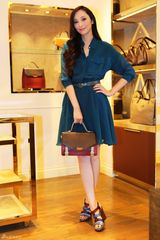 组图：吴佩慈上海看秀 大展高贵名媛风