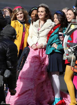 组图：《绯闻女孩》片场莉顿-梅斯特上演吻戏