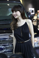 组图：柳岩真空裸背亮相 保镖夹道离场甜笑回报