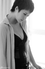 组图：谭维维《型男志》大片诠释性感