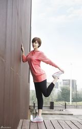 高清组图：韩星黄静茵拍秋装写真 运动休闲曲线玲珑