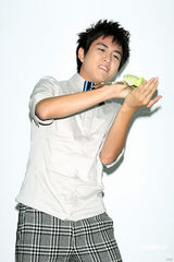 幻灯：黄靖伦专辑首周夺冠 罗志祥拿恐怖箱站台