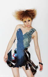 高清：尚雯婕登《大周末》封面 旧衣新穿宣扬环保