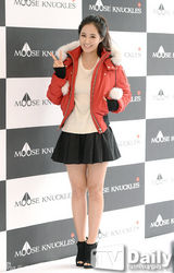 组图：少女时代Yuri时尚站台黑短裙搭棉服