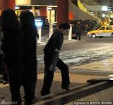 组图：郭晶晶发髻高耸配OL通勤装高贵典雅