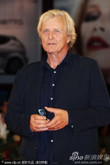 组图：《硬纸盒小镇》首映 导演埃曼诺牵爱妻亮相