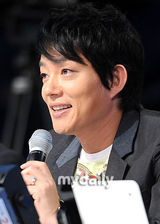 组图：金正恩李范秀任SBS台选秀节目评委出席宣传