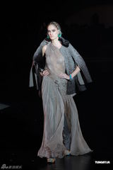 组图：香港时装节开幕 周秀娜谢婷婷等性感抗寒流