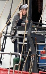 幻灯图集：《特工盐》热拍 朱莉贵妇打扮偷空打电话