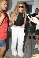 组图：Gaga与歌迷搭肩合影 MTV颁奖礼将唱开场