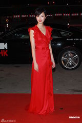 组图：桂纶镁红色礼服亮相 搭配裸色高跟鞋