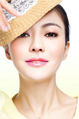 组图：樊蕊精致妆容大片 玉脂冰清水灵可人