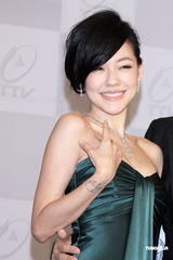 高清图：小S秀礼服上围丰满 放言金曲奖要露点抢镜