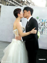 幻灯图：梁靖琪为婚庆公司走秀热吻男嘉宾