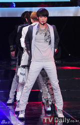 组图：2AM、IU、SHINee等献唱《超级模特选拔赛》