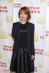 组图：容祖儿闻“龙嫂”笑而不拒 不评论何韵诗