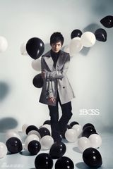 组图：杨洋蒋梦婕登杂志封面 演绎情侣档甜蜜新春