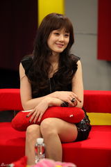 幻灯组图：张娜拉做客新浪 大波浪卷发倍增女人味