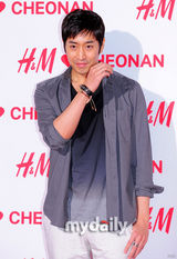 组图：李多海着抹胸裙挤爆乳 助阵服装店开业 