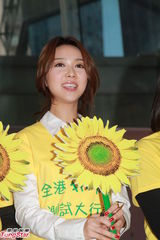 组图：薛凯琪出席抗抑郁活动 表示与方大同不怕被拍