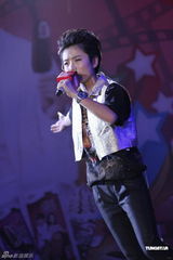 组图：罗志祥出席活动迟到玩求婚 刘心许飞同台