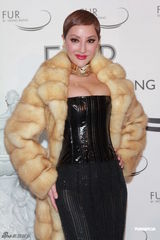 组图：薛芷伦罗霖盛装出席香港皮草设计赛