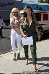 组图：卡戴珊产后首度亮相 瘦身有道变辣妈