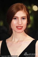 组图：《回家》柏林首映女主角阿加瑟深V黑裙抢镜