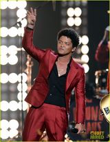 组图：布鲁诺玛斯着亮眼红装 公告牌激情献唱