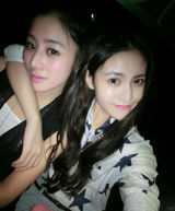 组图：北影表演系新生K歌照竖中指显不雅